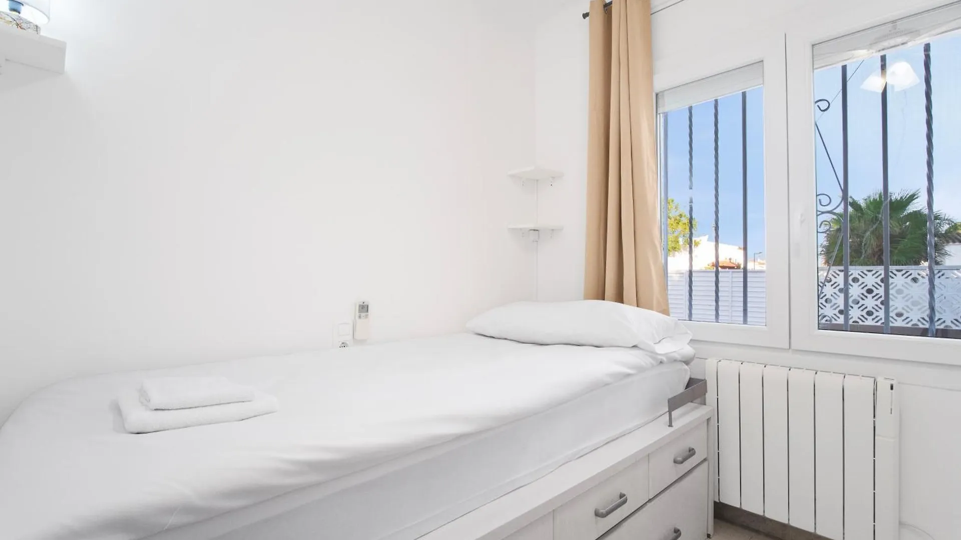 Villa Encanto Con Piscina Empuriabrava 0*,  Hiszpania